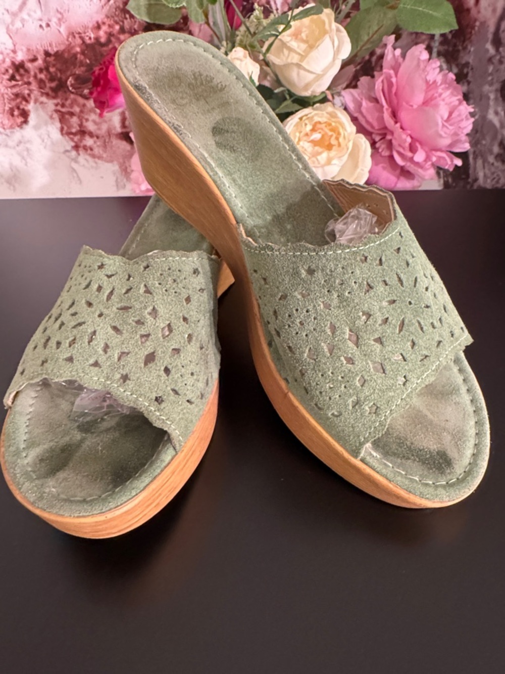 Sotto Sopra Green Suede Laser-Cut Open-Toe Wedge Mules - Picture 3 of 8